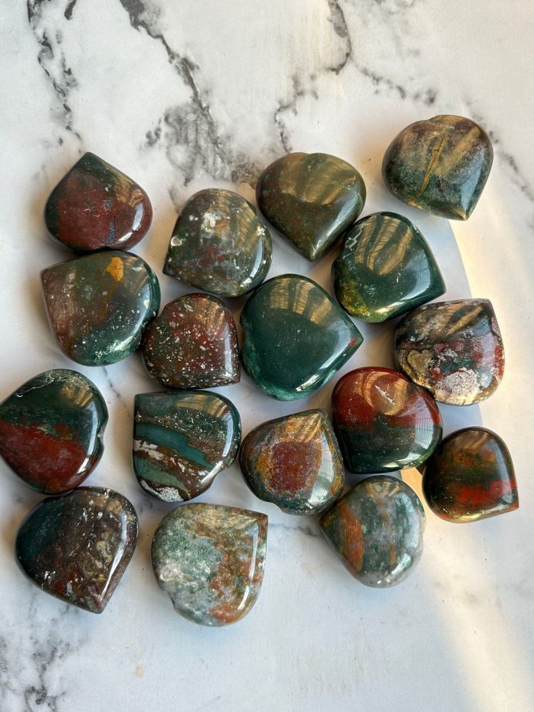 Source : https://www.etsy.com/listing/1725849430/natural-bloodstone-heart-green?utm_source=Pinterest&utm_medium=organic