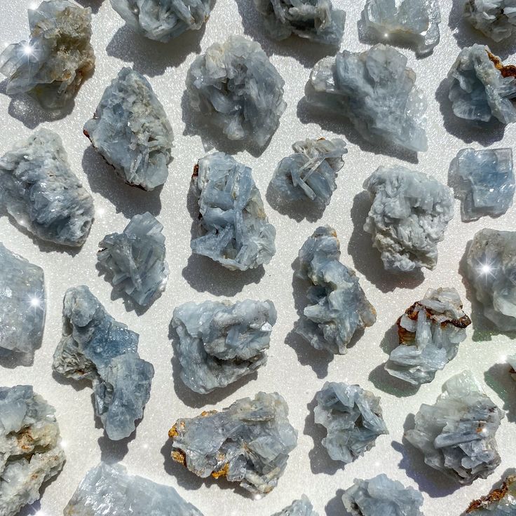 Source : https://rockswithsass.com/products/blue-barite-mini-specimens?variant=45382174015737&utm_source=Pinterest&utm_medium=organic