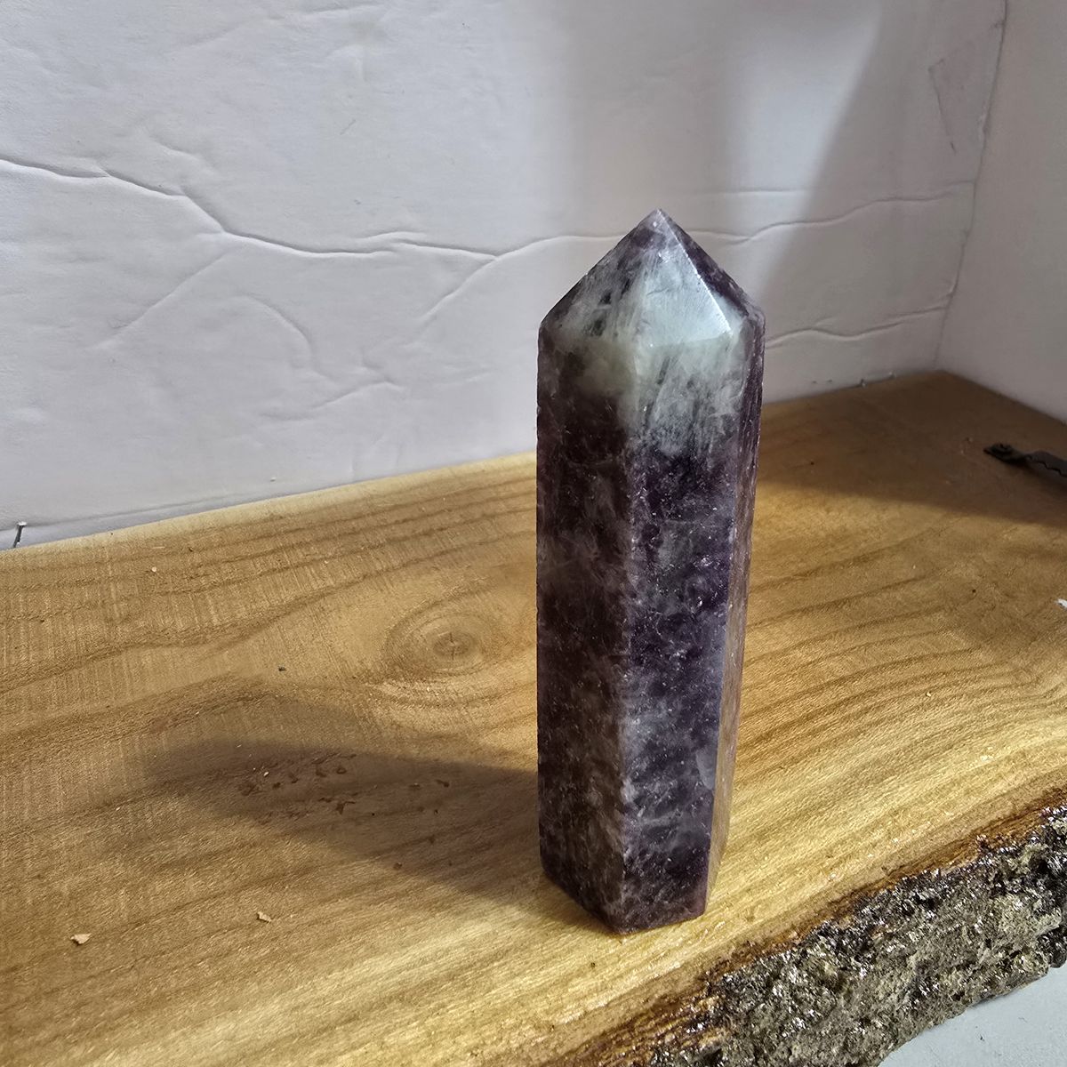 source : https://poshmark.com/listing/LEPIDOLITE-Crystal-Tower-68ee5f809936d68fe154c5b5?utm_source=pin_unpaid