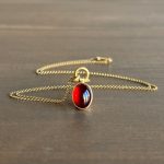 Source : https://www.meekajewelry.com/products/oval-garnet-cabochon-pendant-1?utm_source=Pinterest&utm_medium=organic