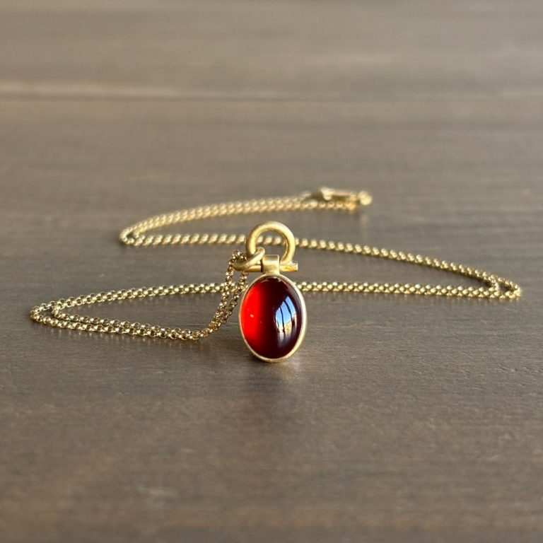 Source : https://www.meekajewelry.com/products/oval-garnet-cabochon-pendant-1?utm_source=Pinterest&utm_medium=organic