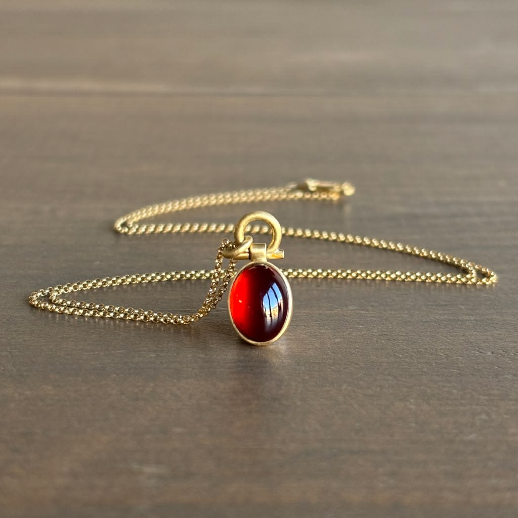 Source : https://www.meekajewelry.com/products/oval-garnet-cabochon-pendant-1?utm_source=Pinterest&utm_medium=organic
