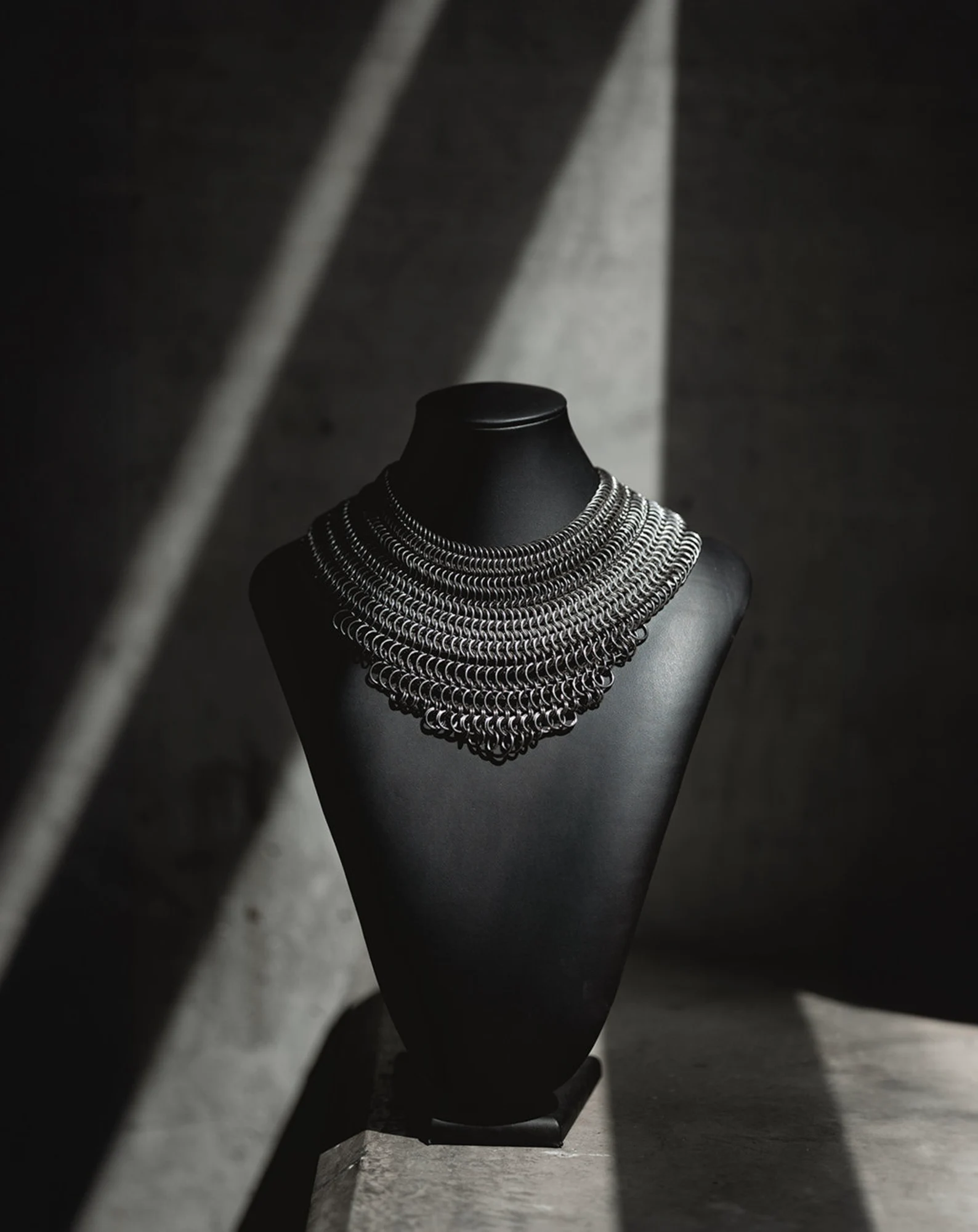 Source : https://www.etsy.com/sg-en/listing/1739105992/handmade-gunmetal-colored-chainmaille?ls=a&ga_order=most_relevant&ga_search_type=all&ga_view_type=gallery&ga_search_query=Gunmetal&ref=sc_gallery-1-1&spe=him&plkey=EuPXRpHKI7S_k2tGMKiPEP1wocc3%3ALT98c494eab67e37af1dbfafa060a4ad84d3c8bffd