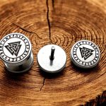 Source : https://www.etsy.com/ca/listing/1831481241/valknut-symbol-10mm-stud-earrings?utm_source=Pinterest&utm_medium=organic