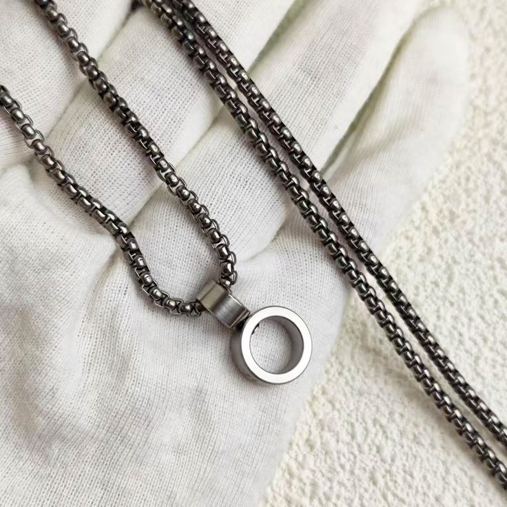 Source : https://www.etsy.com/ca/listing/1807185328/pure-titanium-box-chain-necklace-swivel?utm_source=Pinterest&utm_medium=organic