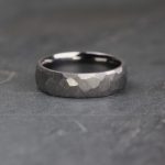 Source : https://www.etsy.com/ca/listing/1824636625/tantalum-wedding-ring-band?utm_source=Pinterest&utm_medium=organic