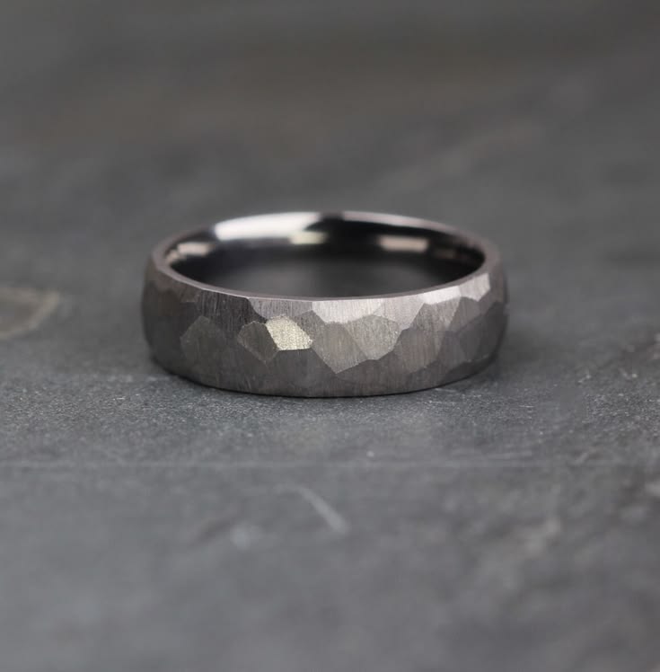 Source : https://www.etsy.com/ca/listing/1824636625/tantalum-wedding-ring-band?utm_source=Pinterest&utm_medium=organic