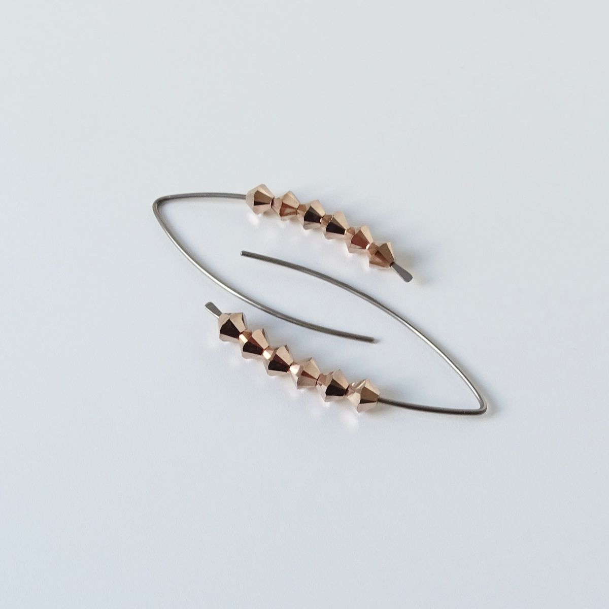 Source : https://nonitajewelry.com/products/niobium-earrings-rose-gold-crystals?variant=42028784484505&utm_source=Pinterest&utm_medium=organic