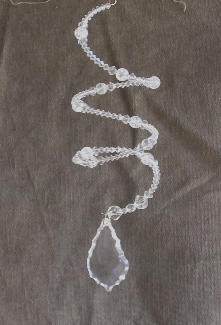 Source : https://jewelrymakingjournal.com/another-use-for-memory-wire-2/