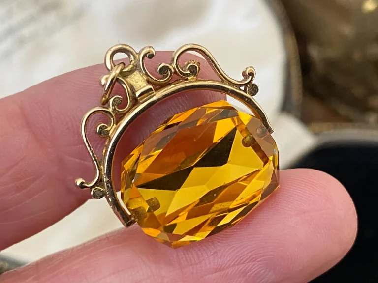 Source : https://www.etsy.com/sg-en/listing/4510915752/beautiful-vintage-english-hallmarked-375?ls=s&ga_order=most_relevant&ga_search_type=all&ga_view_type=gallery&ga_search_query=375+Yellow+Gold+%289k%29&ref=sr_gallery-1-5&spe=him&cns=1&sts=1&content_source=1d845849-0188-4e03-ae22-ece0e608e6b3%253ALTb39f4a3fa2a4295093ae361422588ceedc39ed7d&organic_search_click=1&logging_key=1d845849-0188-4e03-ae22-ece0e608e6b3%3ALTb39f4a3fa2a4295093ae361422588ceedc39ed7d