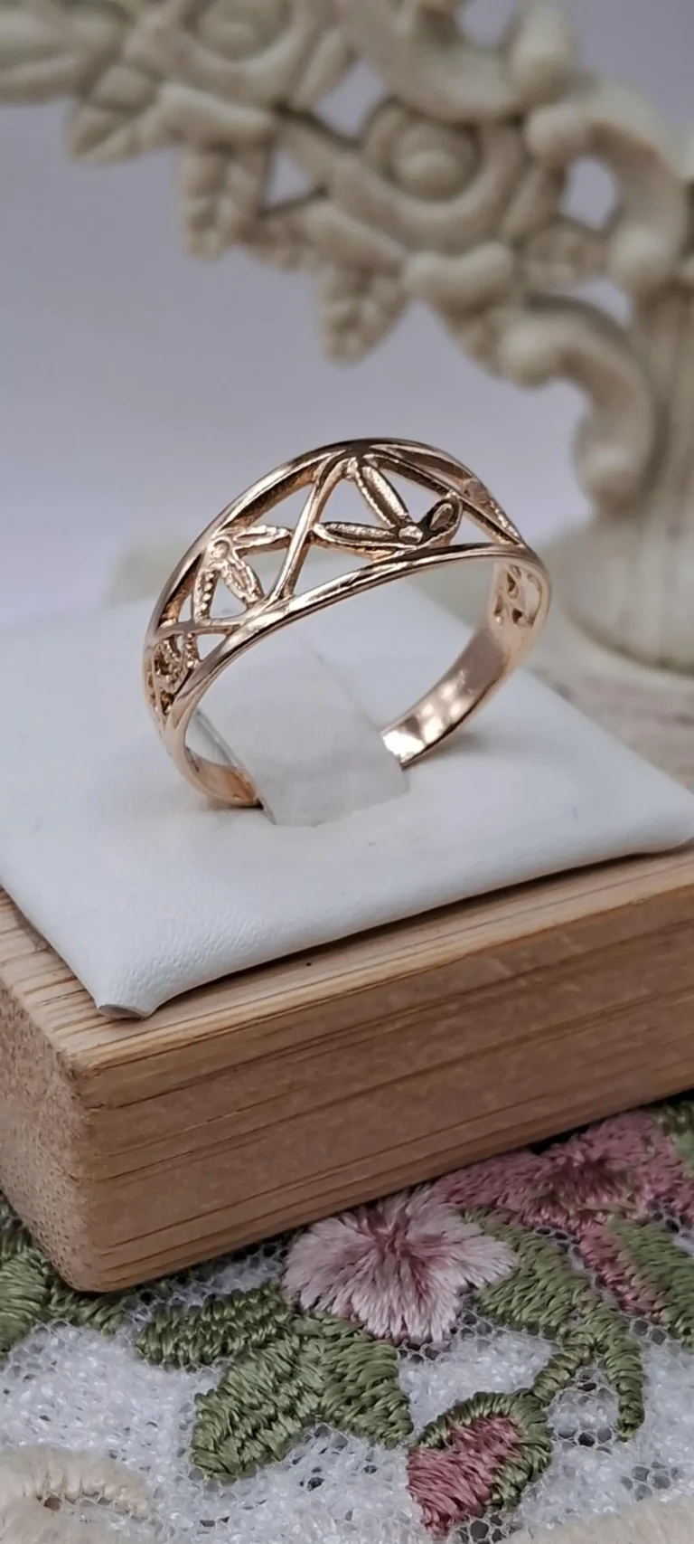 Source : https://www.etsy.com/sg-en/listing/4535805310/exclusive-vtg-red-gold-14k-ring-585?ls=s&ga_order=most_relevant&ga_search_type=all&ga_view_type=gallery&ga_search_query=585+Yellow+Gold&ref=sr_gallery-1-6&spe=him&frs=1&content_source=523c2fb4-8cbc-4d6b-b47e-57cc0f931767%253ALTf9b5fd501b88f4a1a5a0140ee124d5778b30297a&organic_search_click=1&logging_key=523c2fb4-8cbc-4d6b-b47e-57cc0f931767%3ALTf9b5fd501b88f4a1a5a0140ee124d5778b30297a