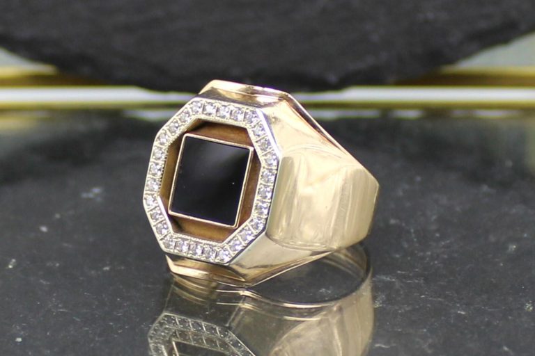 Source : https://www.etsy.com/ca/listing/1862563482/solid-mens-gold-ring-585-red-gold-14