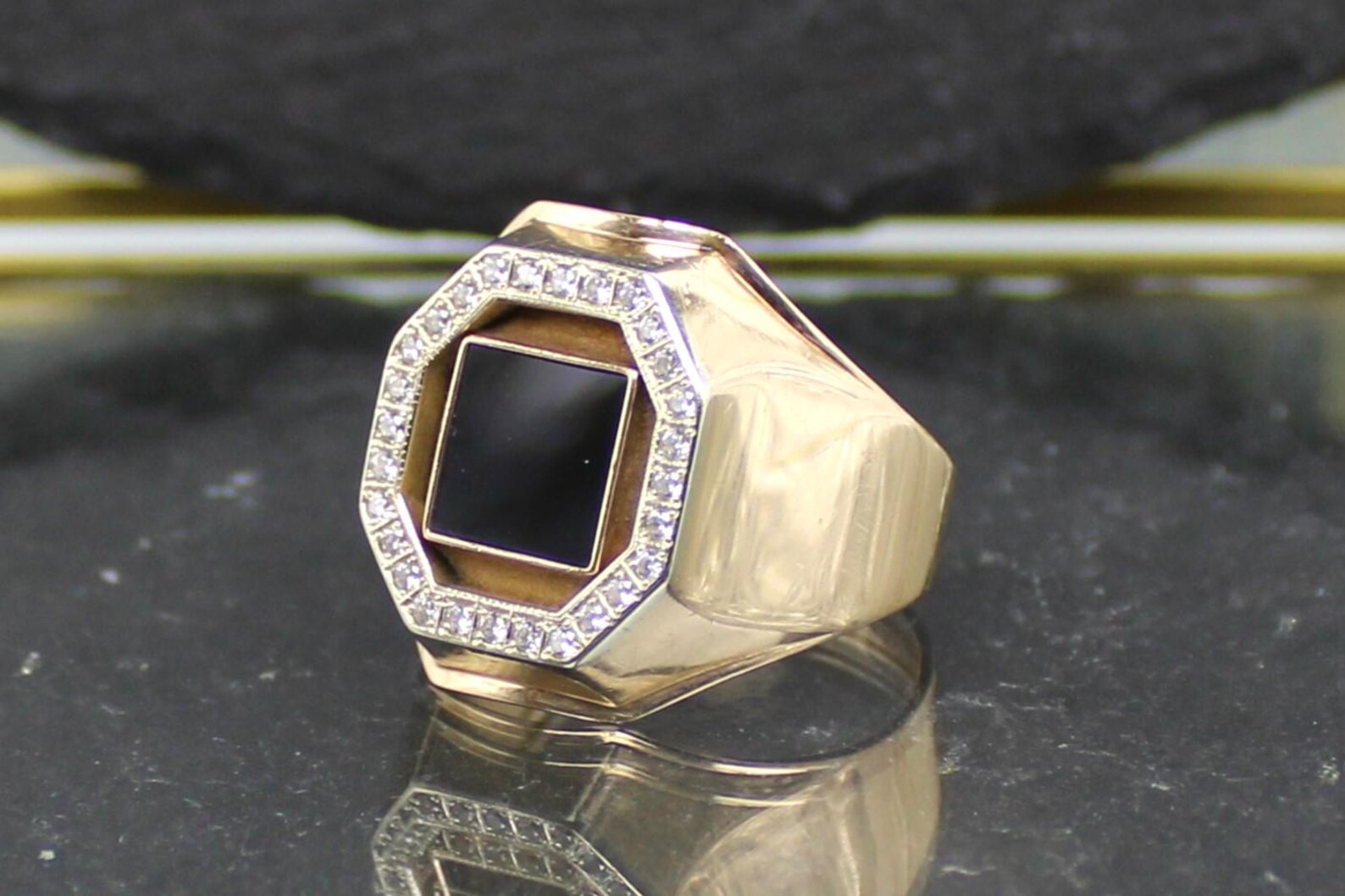 Source : https://www.etsy.com/ca/listing/1862563482/solid-mens-gold-ring-585-red-gold-14