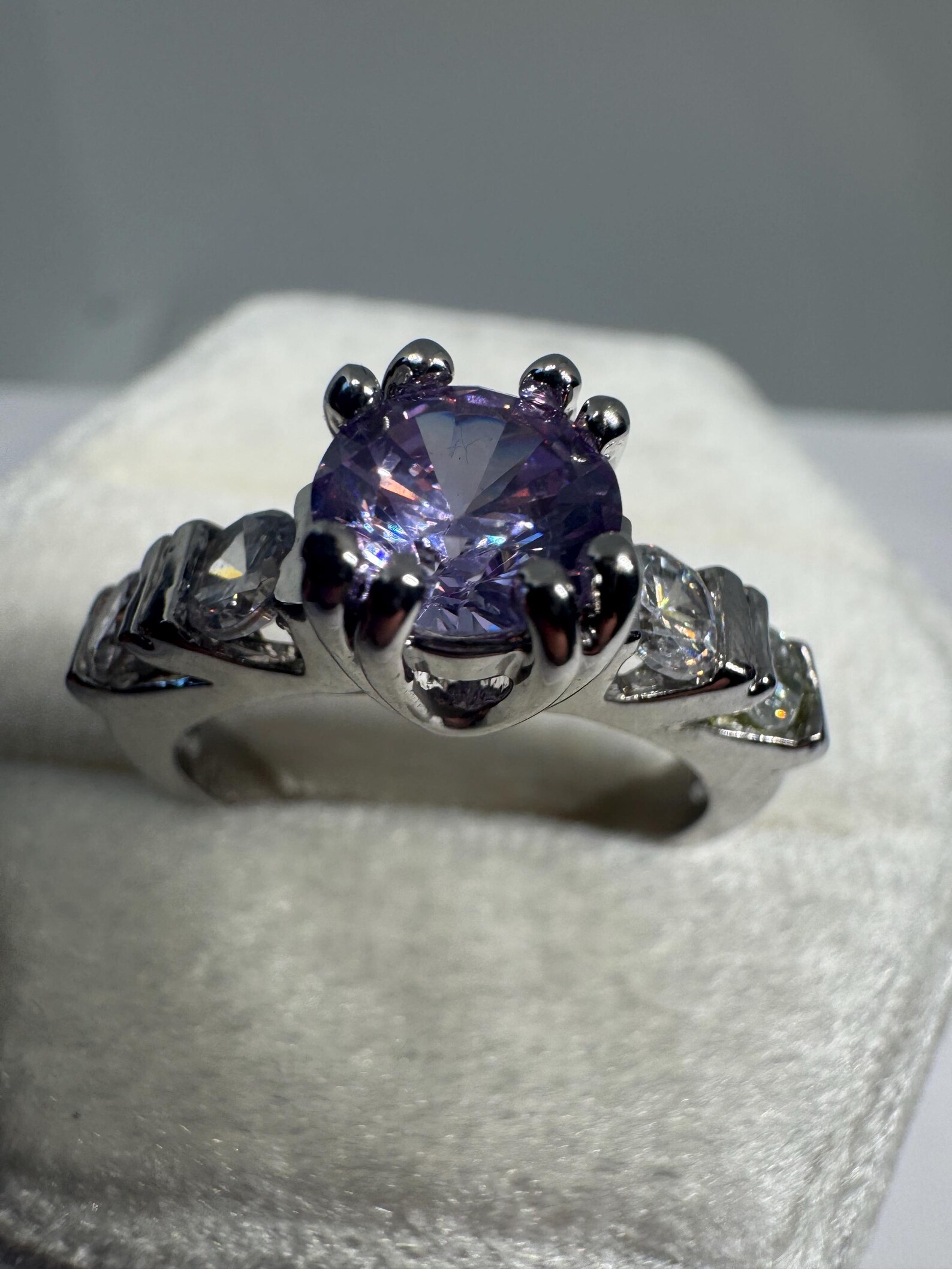 Source : https://www.etsy.com/sg-en/listing/4518005026/14k-585-white-gold-amethyst-ring-size-8?ls=s&ga_order=most_relevant&ga_search_type=all&ga_view_type=gallery&ga_search_query=585+White+Gold&ref=sr_gallery-1-47&spe=him&content_source=134a7484-4f83-4bb4-ba5a-fa2781709669%253ALT6179714bc4cc13a97deab5741d9ecfda419c491a&organic_search_click=1&logging_key=134a7484-4f83-4bb4-ba5a-fa2781709669%3ALT6179714bc4cc13a97deab5741d9ecfda419c491a