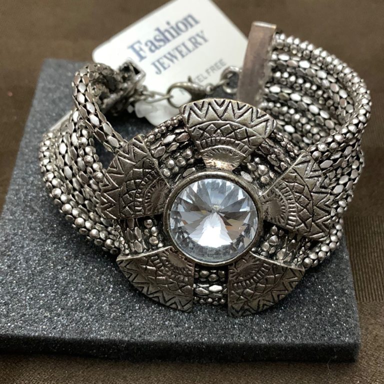 https://poshmark.ca/listing/Fashion-Jewellery-Bracelet-Nickel-Free-61f0469b800f648ce44317d6?utm_source=pin_unpaid